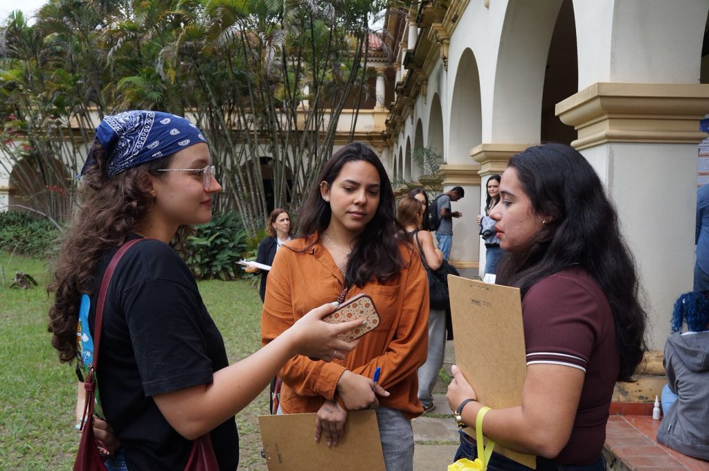 Maria Fernanda Sueth, estudante de jornalismo e estagiária da CCS, durante a cobertura do evento (foto: Laís Veiga)